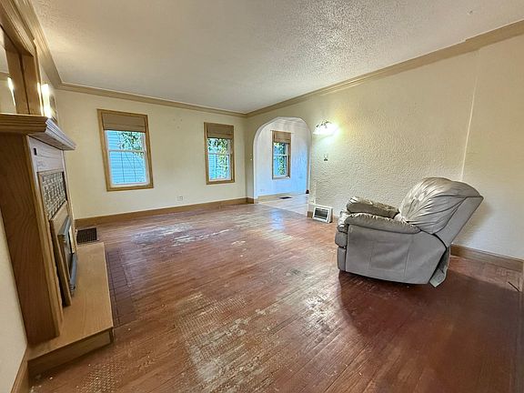 2nd image of 211 Kendall Ave N