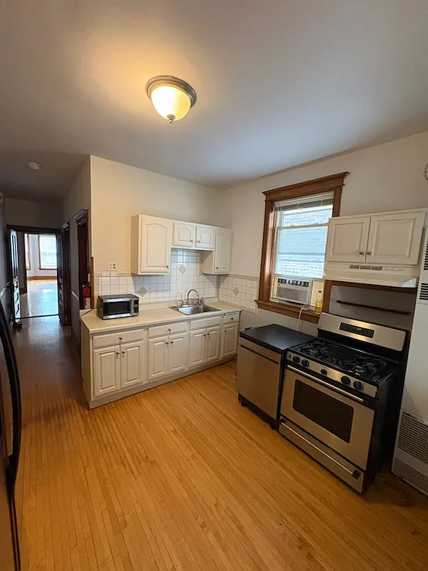 3 bed, 1900 sqft, $2,500 — Photo 2