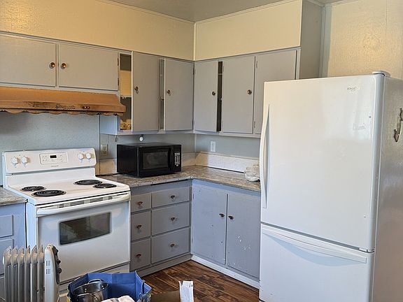 3rd image of 375 College St