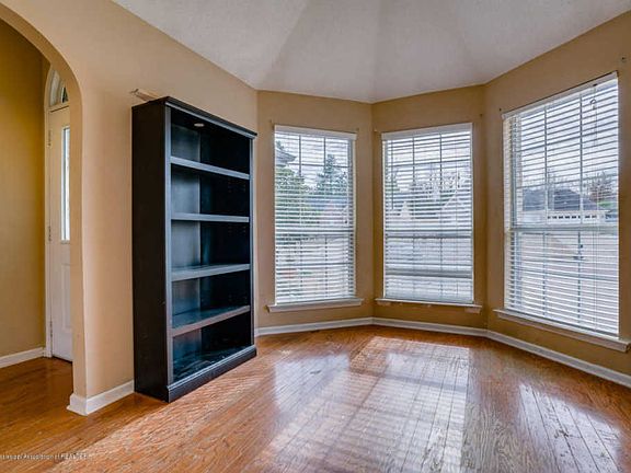 5th image of 10858 Lexington Dr