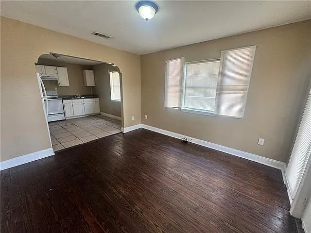 2 bed, 1.0 bath, 735 sqft, $1,200 — Photo 2