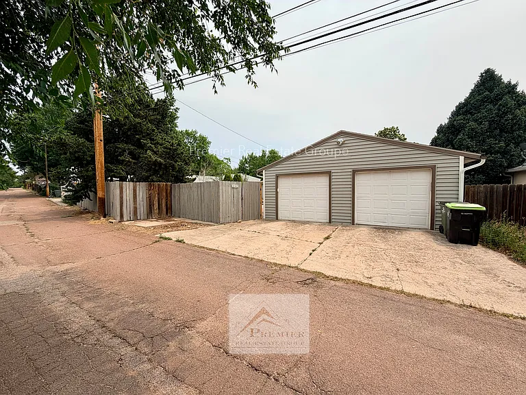 2140 Robin Dr — Photo 25