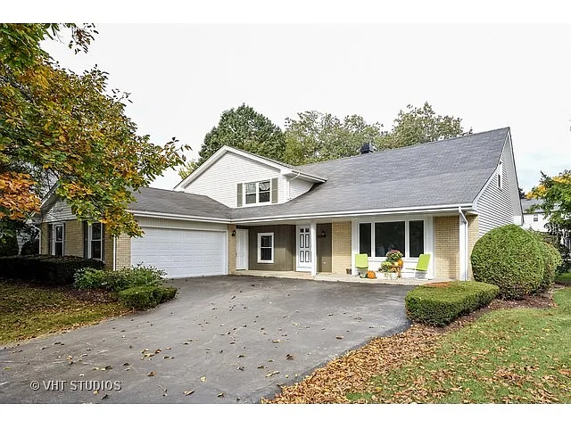 19W120 Avenue Latour photo 1