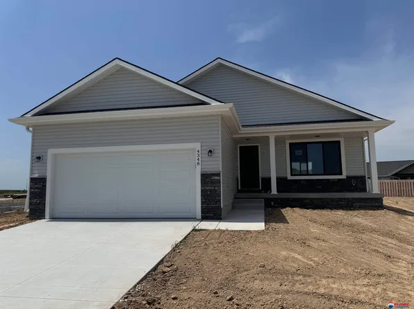 4348 Woodside Village Dr, Lincoln, NE 68528