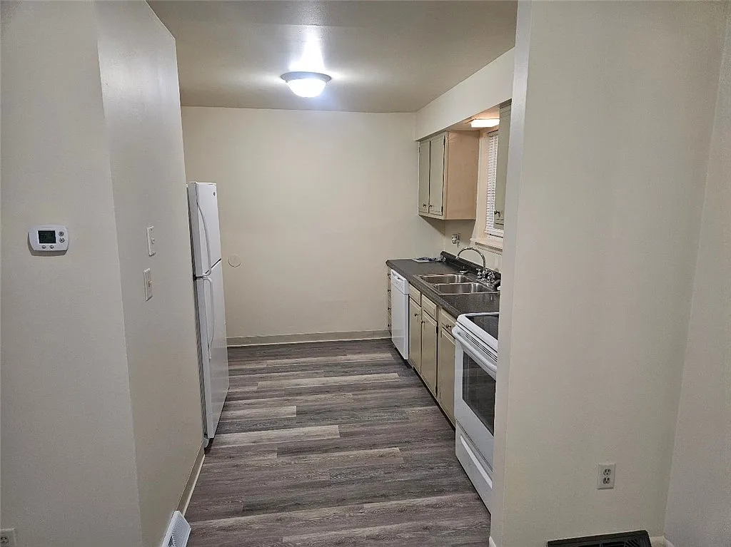 2 bed, $1,350 — Photo 2