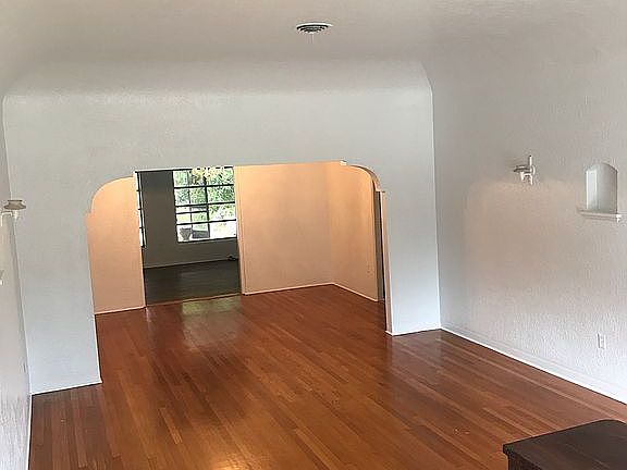 3rd image of 418 E Park Ave