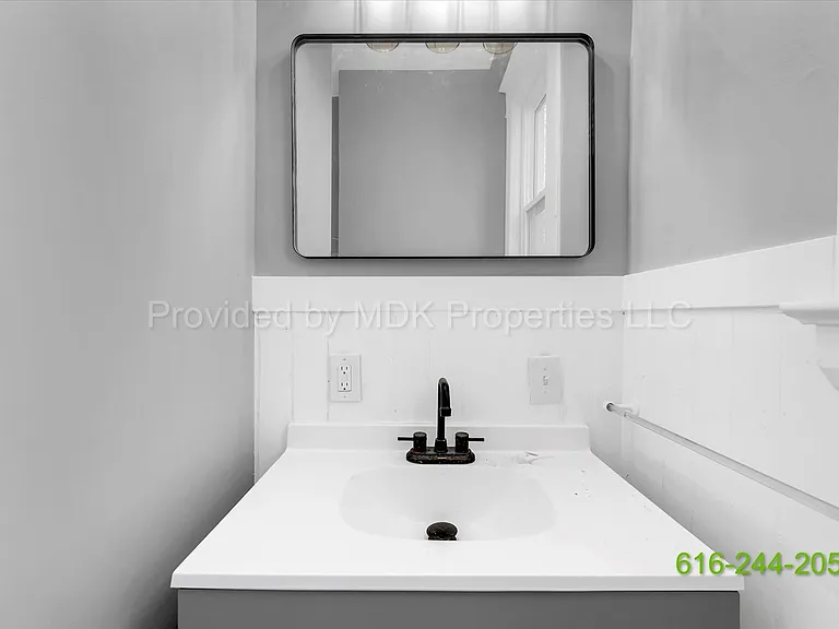 425 Woodlawn St SE — Photo 29