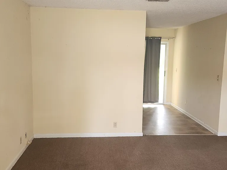 303 Oleander Dr — Photo 2