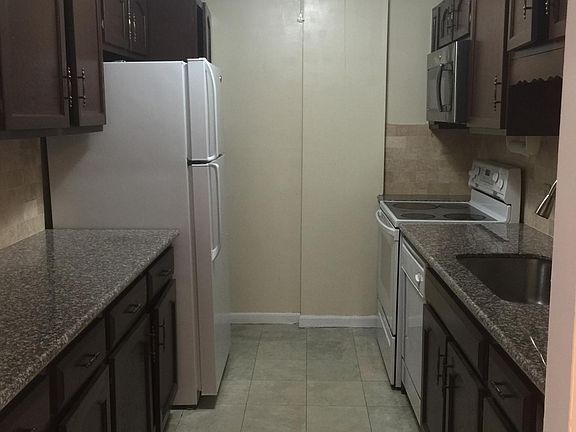 4th image of 1 Strawberry Hill Ave APT 3C