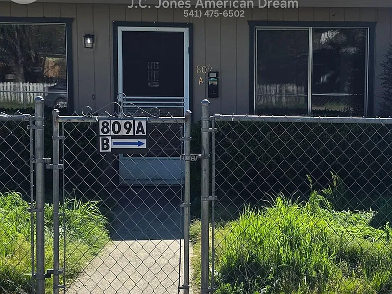 809 NW C St — Photo 9