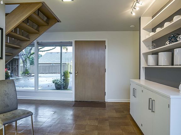3rd image of 1513 NE Stile Dr