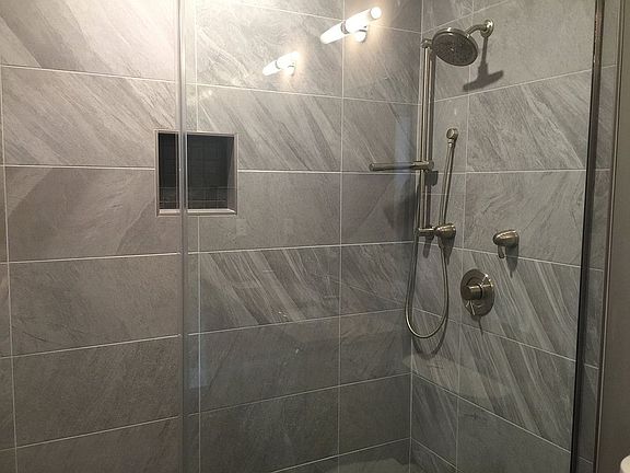3rd image of 1224 W 70th St #2