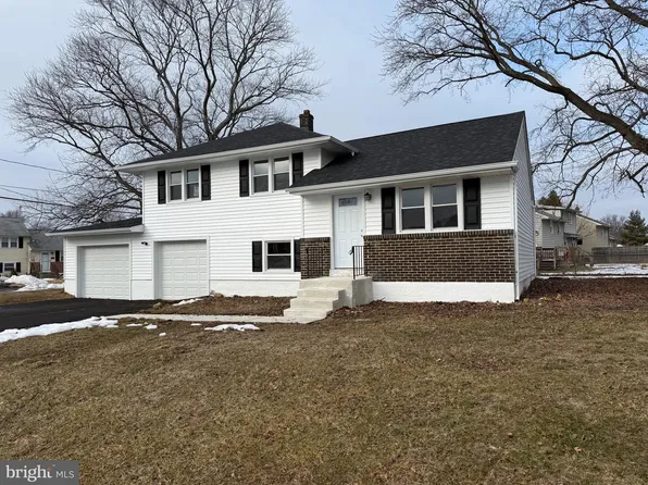 13 Center Cir, Wilmington, DE 19808