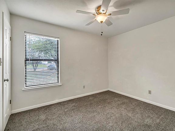 4th image of 4028 Cottonwood Dr