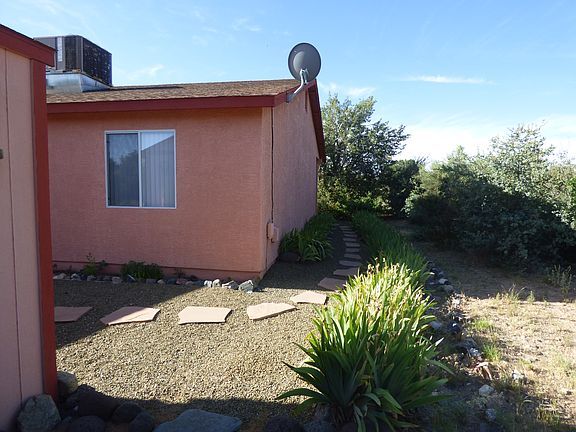 NE corner w/flagstone walk 