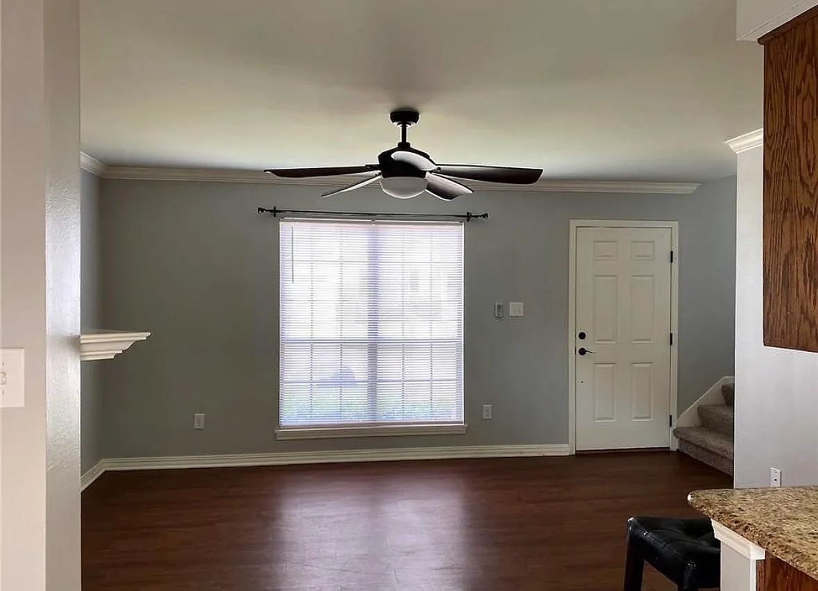 2 bed, 971 sqft, $1,500 — Photo 2