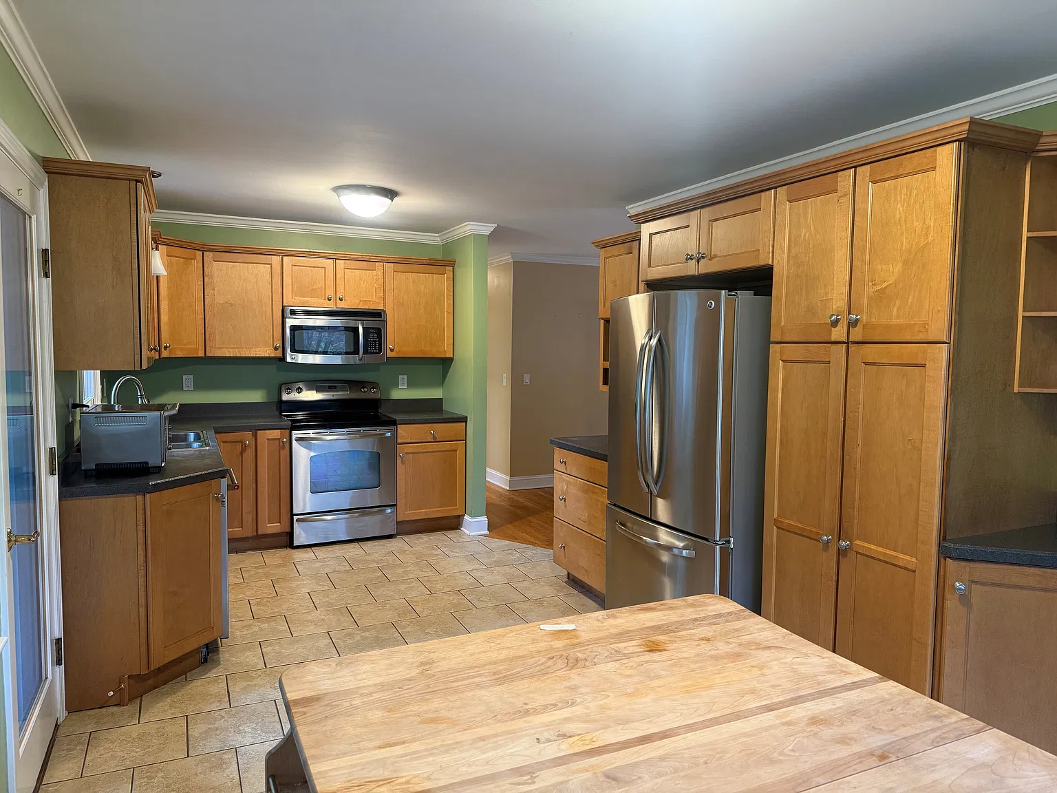 4 bed, 2215 sqft, $3,250 — Photo 2