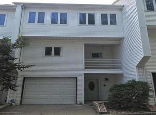 16 Grasmere Ct, Staten Island, NY 10305