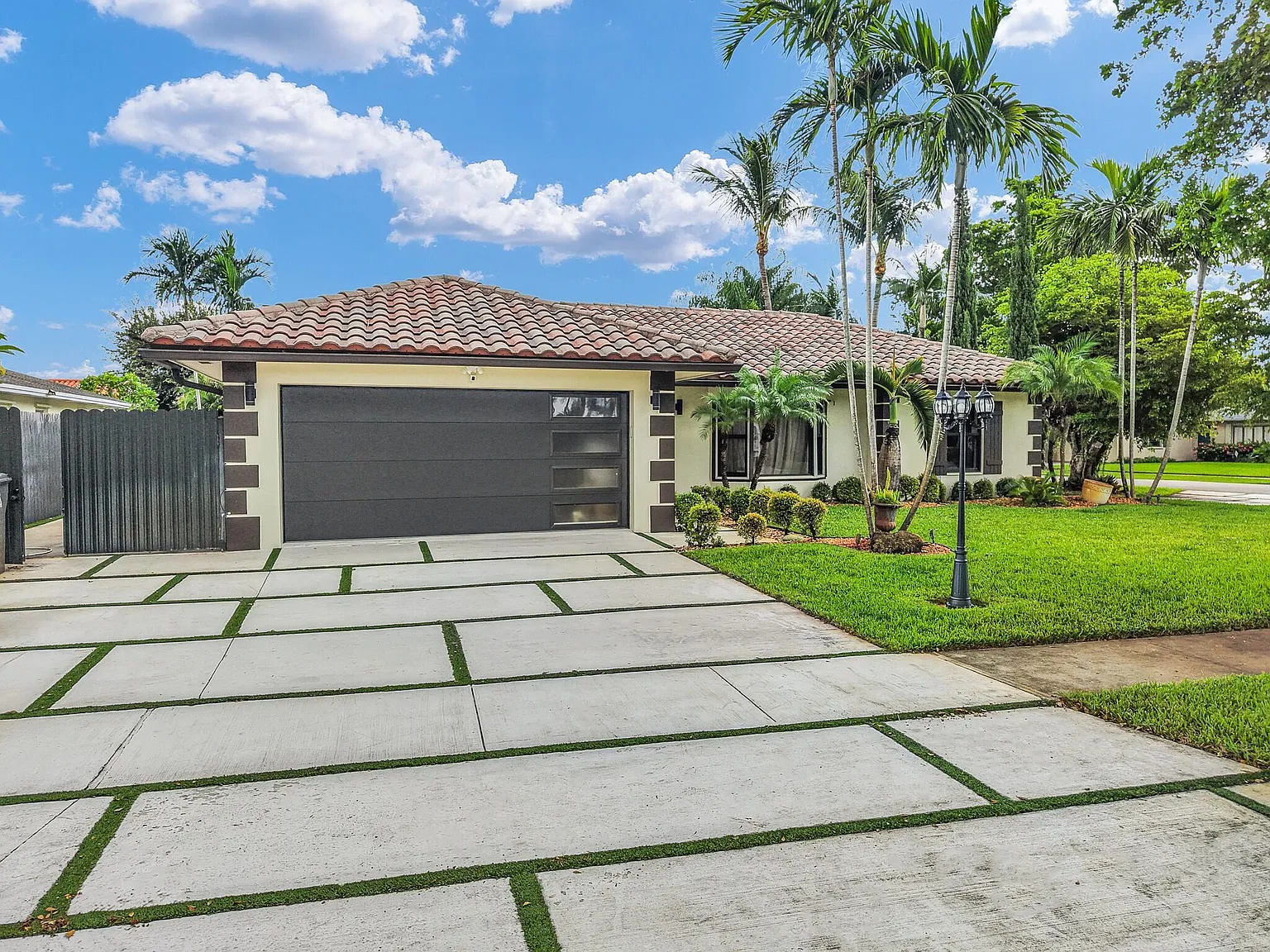 3 bed, 2.5 bath, 1950 sqft, $5,500 — Photo 1