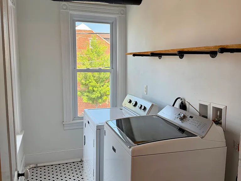 549 E Marion St — Photo 16