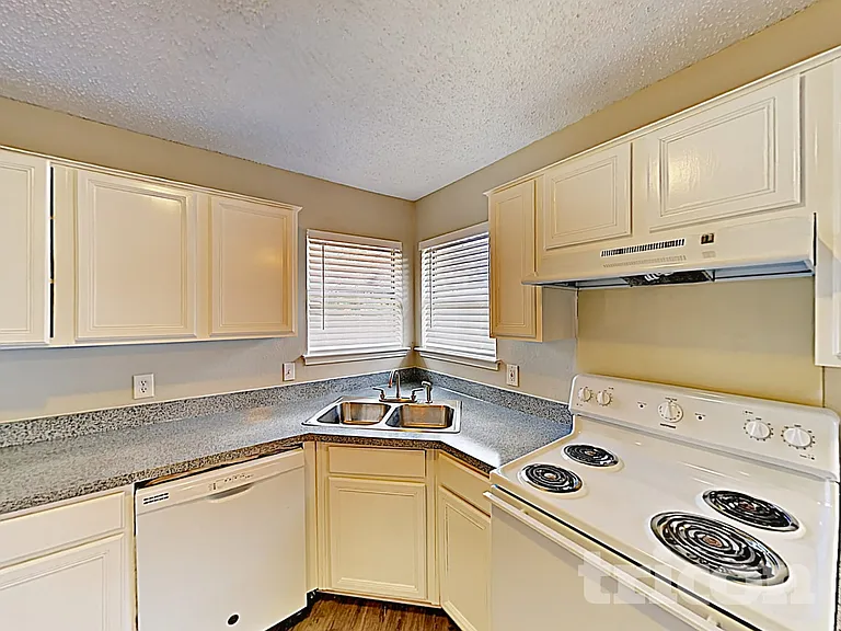 206 Briarglen Dr — Photo 5