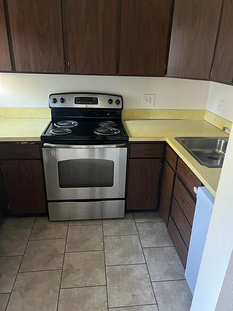 2 bed, 1.5 bath, 940 sqft, $1,560 — Photo 3