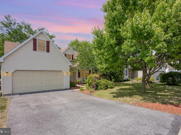 1896 Ashcombe Dr, Dover, PA 17315