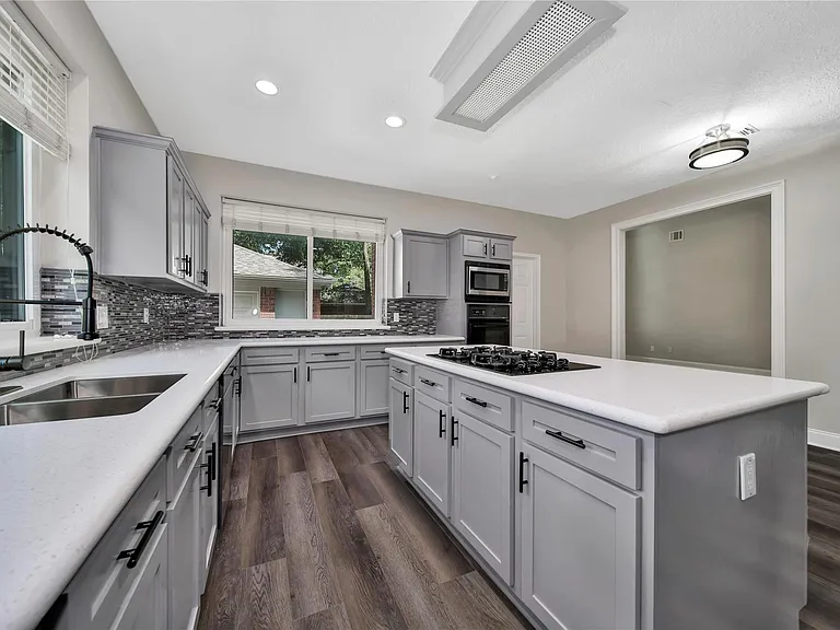11 Windledge Pl — Photo 8