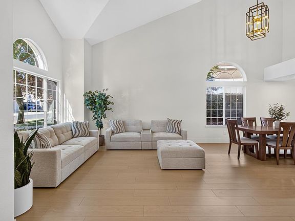 3rd image of 132 Bloomfield Way