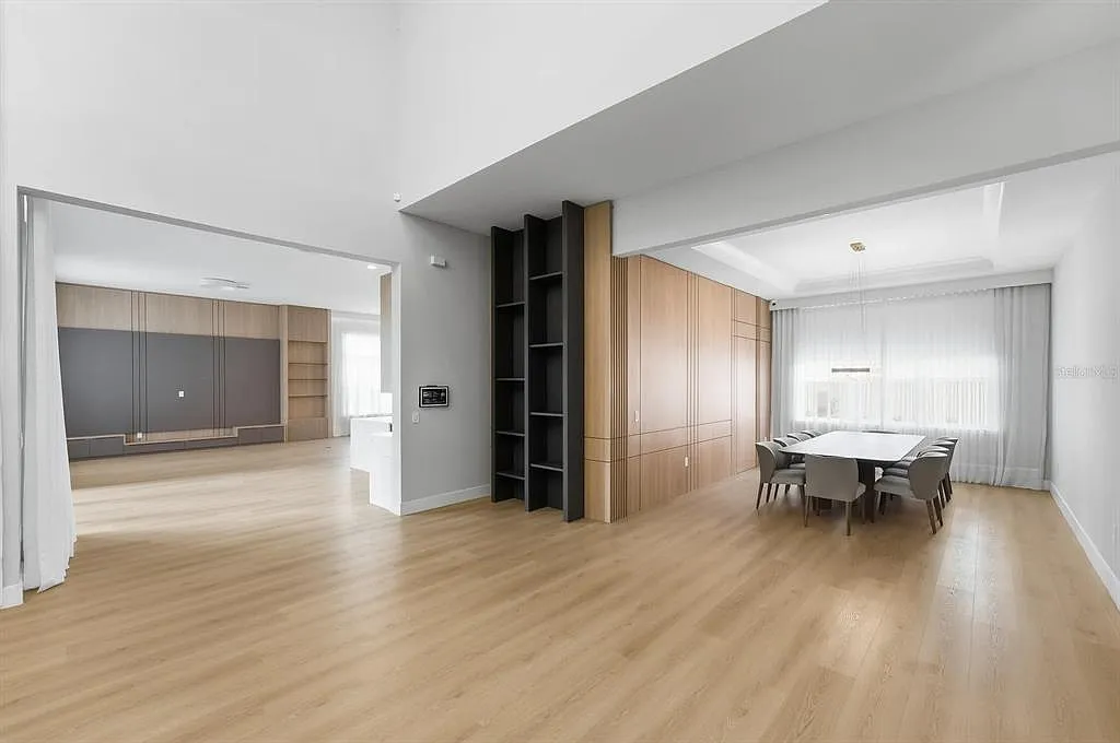 5 bed, 7.0 bath, 5871 sqft, $13,000 — Photo 4
