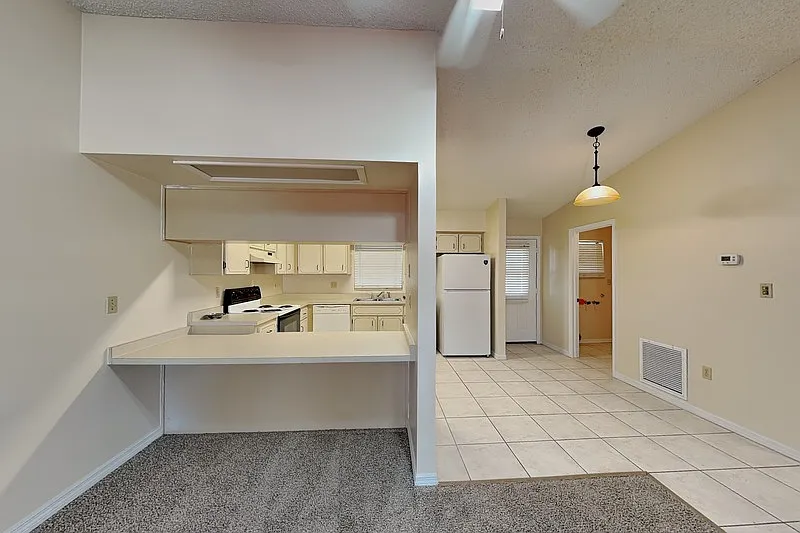 2 bed, 1.0 bath, 912 sqft, $1,199 — Photo 4