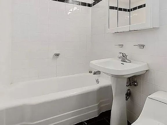 3rd image of 300 E 46th St APT 12A