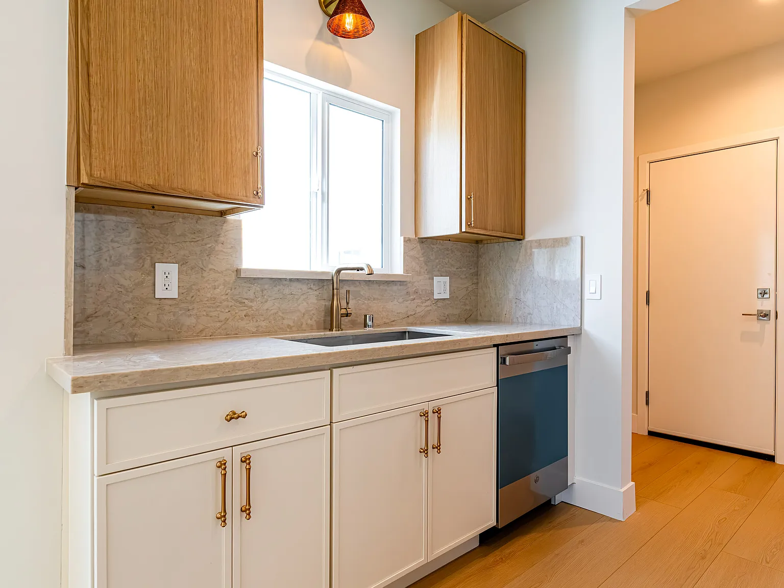 3 bed, 1250 sqft, $4,295 — Photo 2