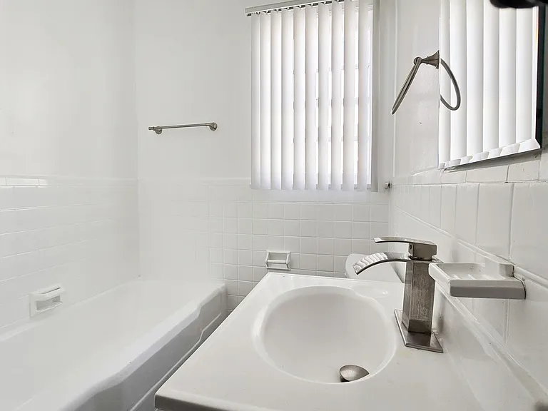 605 Kelton Ave — Photo 14