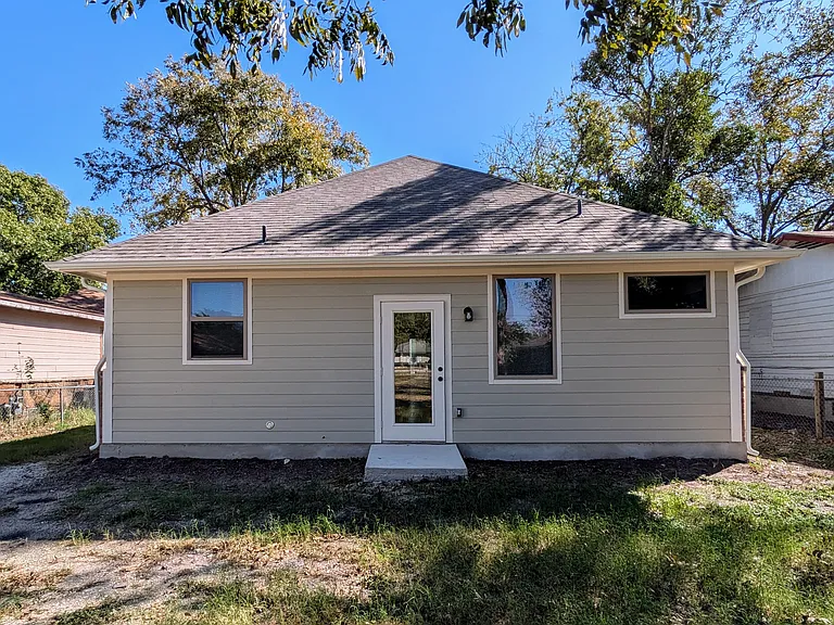 2250 W Bridge St — Photo 23