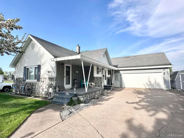 109 Hemlock St, Kingsford, MI 49802