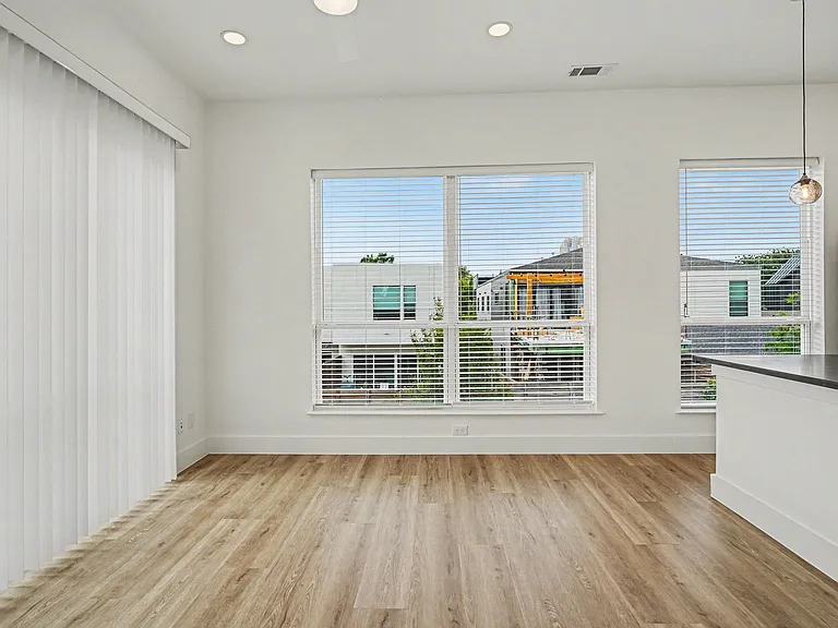 2217 N Fitzhugh Ave #205 — Photo 5