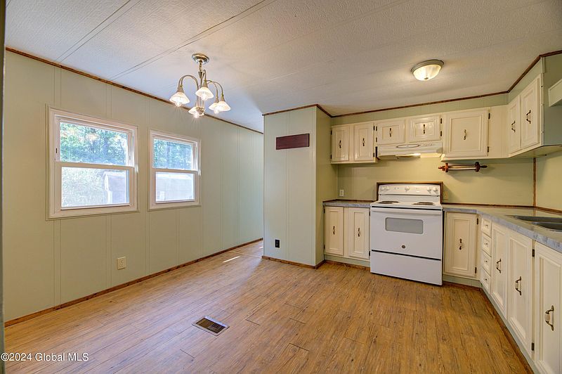 5th image of 165 Hoesville Road