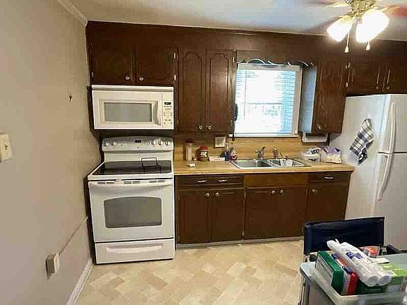 4th image of 33 Betty Ln