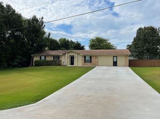 319 Wintergreen Dr, Gladewater, TX 75647