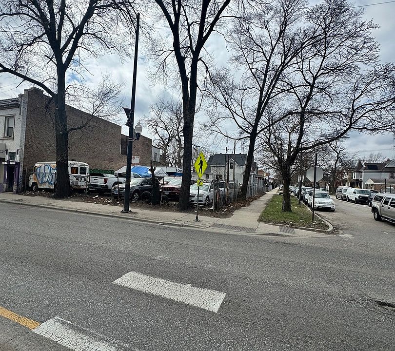 2nd image of 652 N Cicero Ave