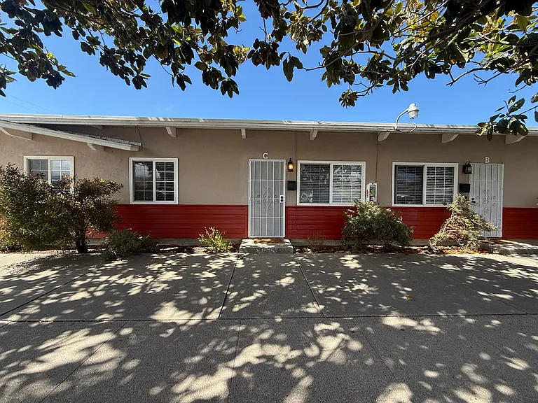 319 E Airport Ave — Photo 1