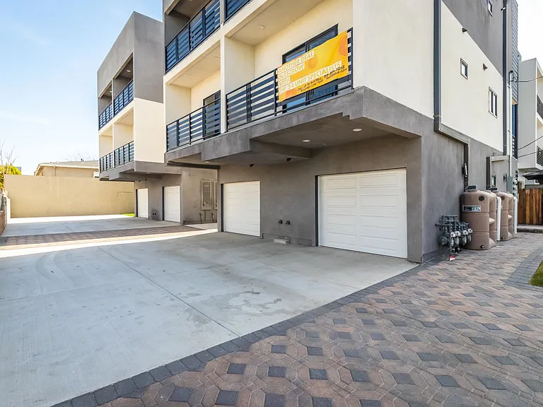 5132 Riverton Ave — Photo 7