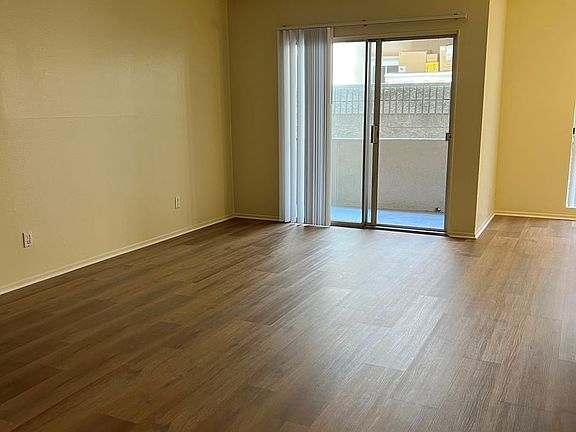 3rd image of 1306 N Columbus Ave #106