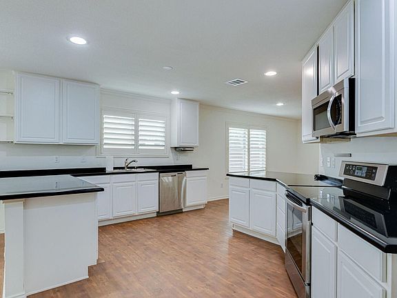 4th image of 4880 Trail Hollow Dr