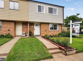858 Dogwood Ct, Herndon, VA 20170