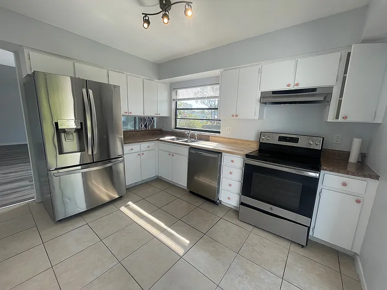 full kitchen