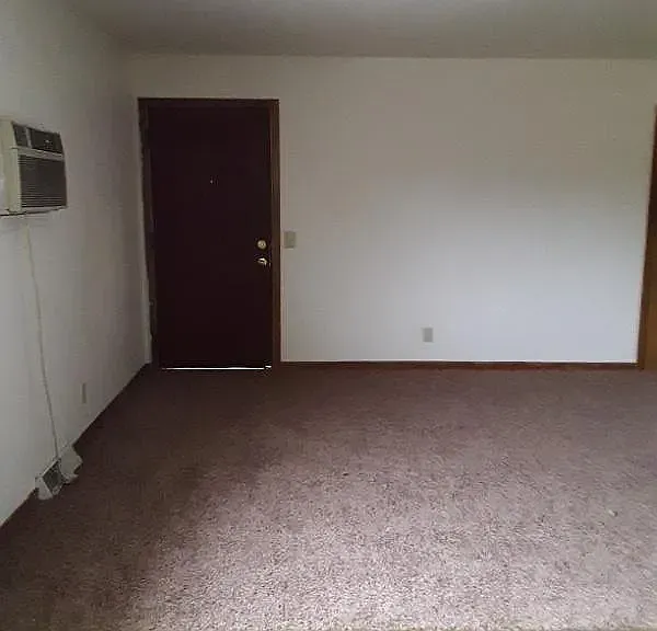 3 bed, 950 sqft, $1,250 — Photo 2