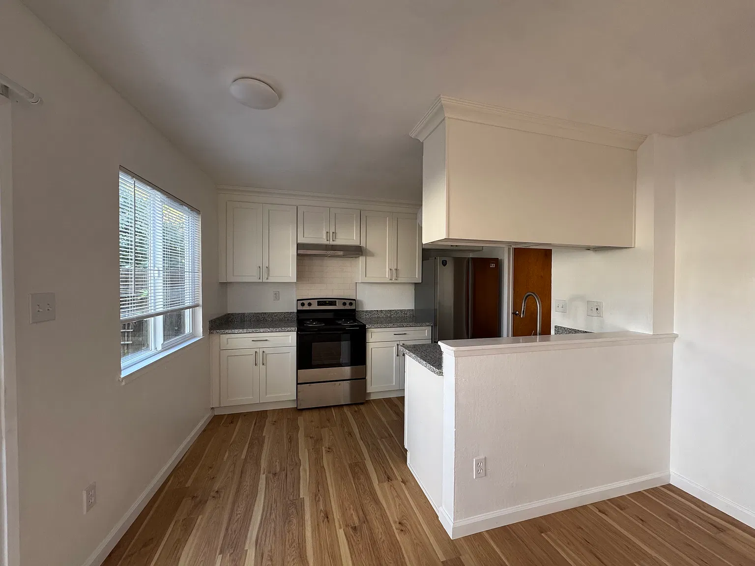 2 bed, 1.5 bath, 882 sqft, $3,100 — Photo 4