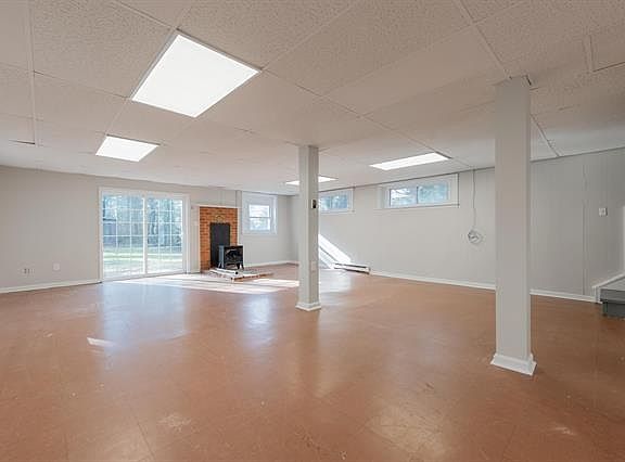 5th image of 413 Patrick Henry Dr